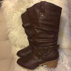 New in box Shully’s Brown boots 👢 size 10.